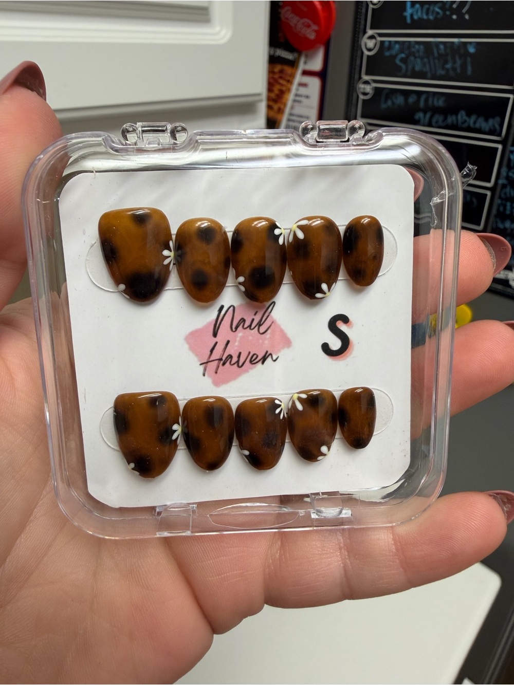 Brown Tortoiseshell Press-On Nail Set with White Daisy Accents